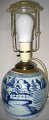 Chinese bojan 
als Lampe, 19. 
Jahrhundert. 
Blau dekoreret 
Steingut mit 
einer Djunke 
auf hoher See 
...