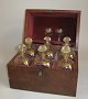 Decanter Box, 
England, 19. 
Jh. Mahagoni, 
mit 6 original 
Dekanter mit 
Stoppern mit 
Golddekor. ...