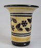 Humlebaek Vase, 
20. 
Jahrhundert. 
Dänemark. 
Keramik 
dekoriert in 
gelb und 
schwarz mit 
Blumen mit ...