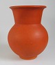 Herman A. 
Kähler Vase, 
orange 
Uranglasur, 
1930er Jahre, 
signiert HAK 
und mit Marker. 
H.: 20 cm.