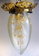 Deckenbeleuchtung, 
ca.1900. Mit 
Rand aus 
Messing. Lampe 
in Kristall mit 
Emaille 
Bemalungen von 
...