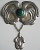 Brosche aus 
Silber, 
Jugendstil, u. 
1910 
D&auml;nemark. 
Mit Malekit. 
Blumenornamentik.
 L. 10,5 ...