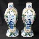 Par Delft Vasen, 20. Jahrhundert. Niederlande. Kopien der 1700 Vasen. Polychrome verziert mit ...