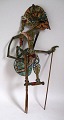 Wayang Kulit 
Schattenmarionette, 
Indonesien, 19. 
Jahrhundert. 
Bemaltes 
Büffelleder. 
H:. 56 cm. ...