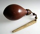 Japanische 
Wasserflasche, 
19. 
Jahrhundert. 
"Suito" aus 
Calabash 
(Lagenaria 
siceraria) mit 
...