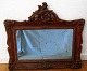 Rot bemalte 
Spiegel, 
Nyrococo, 
D&auml;nemark, 
19. 
Jahrhundert. 
B:. 58 cm. H:. 
52 cm.