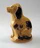 Saprdose in 
Form sitzender 
Hund, Bornholm, 
Cocker Spaniel. 
19. 
Jahrhundert. 
Gelblich und 
...