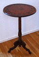 Tisch in 
Mahagoni, 
D&auml;nemark, 
aus dem 19. 
Jahrhundert. 
Mit 
dekorationen am 
Fu&szlig; und 
...