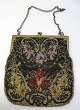 Damentaschen, 
1930, 
Glasperlenarbeiten.
 Mit Griff in 
Messing. 
Dekoration in 
Form von 
Blumen. ...
