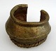 Afrikanisches 
Armband, 19. 
Jh. Bronze. Mit 
Dekorationen. 
H:. 6,5 cm. 
Dia:. 10,5 cm.