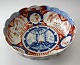 Japanische 
Imari 
Sch&uuml;ssel 
mit 
geflochtenem 
Rand, 19. Jh. 
Dekoriert in 
rot, blau und 
...