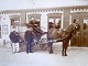 Foto von einem 
Postkutsche vor 
einem Postamt 
in der Zeit 
zwischen 1864 - 
1920. 
D&auml;nemark. 
...