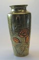 Japanische 
Messing Vase 
mit 
Dekorationen in 
Form von 
Blumen, c. 
1900. Einige 
der Blumen sind 
aus ...