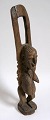 Figur in Holz, Nigeria, c. 1900. Eine Frau mit erhobenen Armen. H:. 47,5 cm.