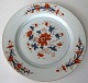 Ostindisches 
Porzellan, 
Imari, China o. 
1750-1760. 
Dekoriert mit 
Blumen in Rot, 
Blau und Gold. 
...