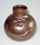 Nakajima, 
Yoshio (1940 -) 
Schweden / 
Japan: Vase. 
Braunes 
Salzglas. H.: 
10,5 cm. 
Gezeichnet.: 
...
