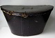 Hoher Hut 
Maulwurfsfell 
mit 
Kasten&nbsp;und 
schwarze 
Handschuhe. 19. 
Jahrhundert. 
Der Hut ist in 
...