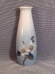 Vase mit 
Jasminblüten. 
Höhe: 13,5 cm. 

Bing & 
Gröndahl B & G 
Nr. 8404-126 
Preis 125, - 
