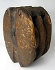 Antique trosse 
in Eiche, 
D&auml;nemark, 
mit zwei 
R&auml;dern. 
19. Jahrhundert 
L:. 18,5 cm. 
B:. 13.5.