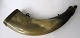 Antique 
Pulverhorn in 
Horn mit 
Messingbeschl&auml;gen.
 D&auml;nemark. 
L:. 26 cm.