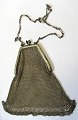 Gesellschaft 
Tasche in 
Silber mit zwei 
Kegel Cabochon 
Saphiren. 
Gestempelt: 
830. Mit Kette. 
H:. ...