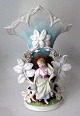 Deutsch Porzellan-Vase, 1880 -. 1900 mit einer B&auml;uerin. Glaziert und vergoldet. Die Figur ...