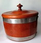 Butter 
beh&auml;lter. 
Teak, Um 1950. 
Mit Deckel mit 
Knopf. H:. 23 
cm. Dia:. 25 
cm.
Angegeben als 
...