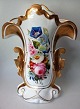 Deutsch 
Porzellanvase 
o. 1900 mit 
Vergoldung und 
Bemalungen von 
Blumen. H:. 31 
cm. Mit ...