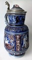Steingut Krug, 
Deutschland, 
19. 
Jahrhundert. 
Salzglasur mit 
blauen und 
violetten 
&uuml;ber ...
