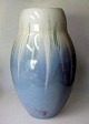 Bodenvase, 
Michael 
Andersen & Son, 
Bornholm 20. 
Jahrhunderts. 
Dänemark. 
Violet und 
Licht Glasur. 
...