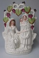 Staffordshire 
Fayancen Figur, 
19. 
Jahrhundert. 
Fortune Teller. 
Frauen unter 
Weinlaub. Creme 
mit ...