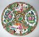 Canton Teller, 
Famille Rose, 
19. 
Jahrhundert. 
China. 
Polychrome 
Dekoration mit 
Menschen, 
Vögel, ...