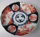 Japanische 
Imari Platte, 
19. Jh. Mit 
Wellenschliff 
und Polychromie 
mit Vegetation. 
Auf der ...