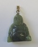 Chinesische 
Buddha in Jade, 
20. Jh. Und 
Anh&auml;nger 
aus 8 Karat 
Gold. H:. 2,5 
cm.