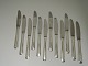 Georg Jensen. 
Dobbelt riflet. 
Sterling (925). 
Menümesser. 
Länge 22 cm.