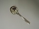 Georg Jensen. 
Dobbelt riflet. 
Sterling (925). 
Saucenlöffel. 
Länge 18,3 cm