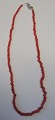 Rote Koralle 
Halskette mit 
abgerundeten 
Stücke, etwa 
1930 L: 40 cm. 
Gew. 8,3 Gramm.