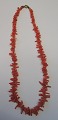 Rote Korallen 
Kette mit 
länglichen 
Stücke, etwa 
1930 L:. 40 cm. 
Gewicht:. 18 
Gramm.