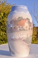 Bing & Gröndahl 
Porzellan Vase 
mit idyllische 
Dorf nr. 
551-5243. Höhe 
25 cm. 
Tadelloser 
Zustand, ...
