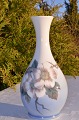 Königlich 
Porzellan. 
Royal 
Copenhagen 
Porzellan Vase 
Blumendekor, 
nr. 2630-51. 
Höhe 21,5 cm. 
...