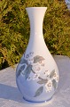 Königlich 
Porzellan. 
Royal 
Copenhagen 
Porzellan Vase 
Blumendekor, 
nr. 863-51. 
Höhe 22 cm. ...
