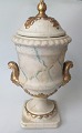 Vase-
f&ouml;rmigen 
Vase mit 
Deckel, 
Steingut, 
marmor 
dekoration und 
vergoldet, aus 
dem 19. ...