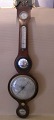 Barometer af 
mahogni med 
kantning af 
citrontræs 
intarsia. 
Desuden med 
hydrometer, 
termometer, ...