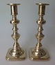 Paar Englisch 
Kerzenhalter 
aus Messing, 
aus dem 19. 
Jahrhundert. 8 
kantigen Fußes. 
Mit geformte 
...
