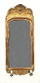 Vergoldeter 
Spiegel mit 
Kerzenhaltern.
Schweden um 
1750.
Masse: 
101x42cm.