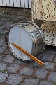 Decorative old 
drum completely 
in chrome with 
a fine patina. 
H: 16cm. Dia. 
35cm.
