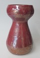 Pedersen, Jens 
(1890 - 1956) 
D&auml;nemark: 
Hyazint Glas / 
Vase. Keramik. 
Roter Fond. H:. 
16 cm. ...