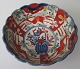 Japanische 
Imari Schale, 
aus dem 19. 
Jahrhundert. 
Tiefer U-Form. 
Typische 
Dekoration mit 
Blumen ...