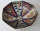 Japanische 
Imari 
Sch&uuml;ssel, 
aus dem 20. 
Jahrhundert. 8 
kantig. 
Polychrome 
Dekoration auf 
der ...