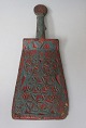 Bank Schwelle, 
1810, Dänemark. 
Geschnitzt und 
bemalt. Mit 
Initialen: MPD 
1810 L:. 35 cm. 
B:. 14 cm.